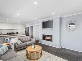 Hood Road Beach House- Hamptons inspired sleeps 9, hotel a Indented Head
