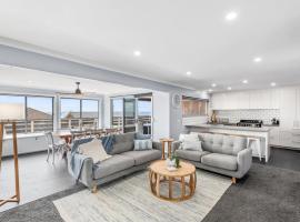 Hood Road Beach House- Hamptons inspired sleeps 9, hotel i Indented Head