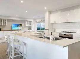 The panorama retreat- sleeps 12, aircon, brand new, great multifamily stay, beach, wineries, golf