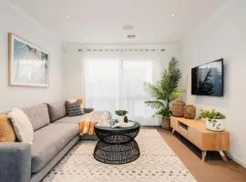 Hamptons Haven Luxe 4 bedroom, 2 bathroom, WIFI, Great for wedding stays Managed by Host On The Coast