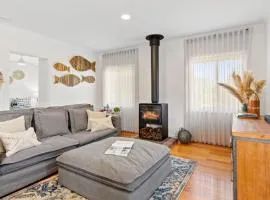 The Shack- Walk to beach, sleeping 4, fireplace, pet friendly!