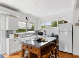 The Shack- Walk to beach, sleeping 4, fireplace, pet friendly!
