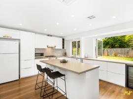The Esplanade Indented Heads- Beach front, Luxury, Sleeps 8, Spacious, Aircon, Heating,, hotel a Indented Head