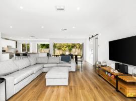 The Esplanade Indented Heads- Beach front, Luxury, Sleeps 8, Spacious, Aircon, Heating,, hotel i Indented Head