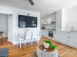 Orton Blue- Beachside getaway for 4, Pets welcome, Aircon, Park and walk to everything!