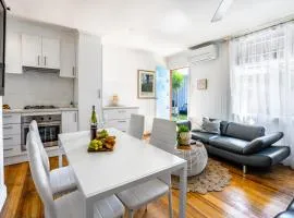Orton Blue- Beachside getaway for 4, Pets welcome, Aircon, Park and walk to everything!