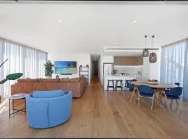 302 Penthouse Portarlington Waterfront Luxury sleeping 6 3 Queen Bedrooms 2 bathrooms Private Terrace Aircon and Heating