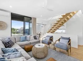Colite Luxury Barwon Heads Sleeps 8 Rooftop deck 2 minute walk to the main shops river and parks