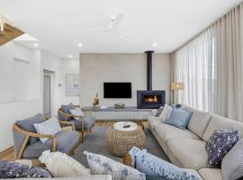 Colite Luxury Barwon Heads Sleeps 8 Rooftop deck 2 minute walk to the main shops river and parks, hotell i Barwon Heads