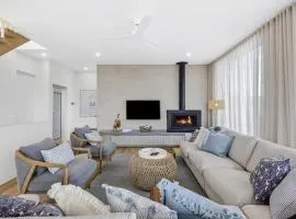 Colite Luxury Barwon Heads Sleeps 8 Rooftop deck 2 minute walk to the main shops river and parks