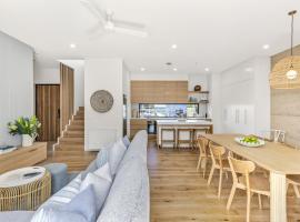 Grandview Luxe- Central Barwon Heads, Brand New, Sleeps 6, Aircon, Parking, WIFI, walk to beach and shops, hotell i Barwon Heads