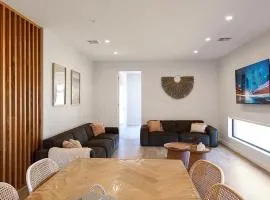 Oceans 10 Lux Beach house 5 bedroom Parking Aircon Spa Bath