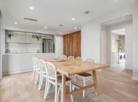 Oceans 10 Lux Beach house 5 bedroom Parking Aircon Spa Bath