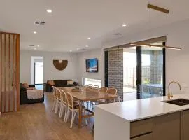 Oceans 10 Lux Beach house 5 bedroom Parking Aircon Spa Bath