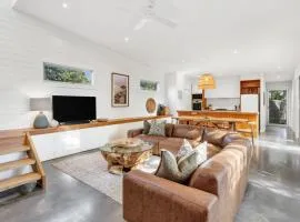 Hitchcock Getaway; Central Barwon Heads, Sleeps 6