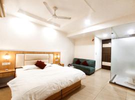 THE WHITE PREMIUM HOTEL - Smart Rooms By Organica Group, ξενοδοχείο σε Phagwara