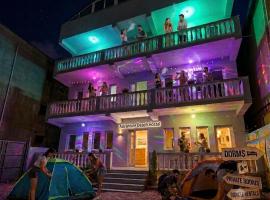 Adventure Beach Hostal, hotel a Durrës