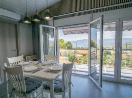 Sunny Home Loutraki is a modern studio with views of the bay and mountains with private parking