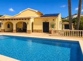 Beautiful 3 bedroom villa with heated private pool and mountain views