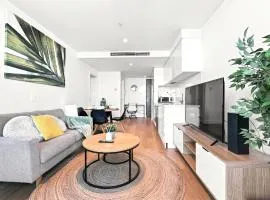 Modern Southbank Oasis 2BR with Resort Amenities and Stunning Balcony Views