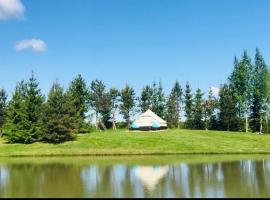 GLaMPLIFE,tünnisauna ja ujumisvõimalusega, хотел в Kasaritsa