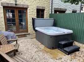 2 Bedroom House Sleeps 5 - Hot Tub - Pets Welcome