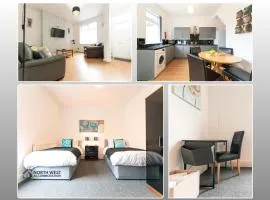 Leigh 2-Bedroom House Near Haydock & Wigan