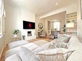 Elegant Windsorian Townhouse in Central Windsor with Garden close to Ascot and Legoland