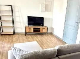 Appartement chaleureux avec véranda, proche des commodités