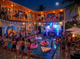 Pool Cafe Stay by Half Orangee - Near to Beach and all-Party Places