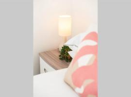 Brynglas Newport flat sleeps 8 - Mycityhaven, Hotel in Newport