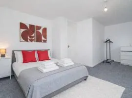 Spacious 4 Bedroom Home Free Parking Sleeps 8
