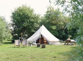 Smuk Grutte Bell Tent nabij het water in Friesland, hotel a Echtenerbrug