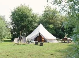Smuk Grutte Bell Tent nabij het water in Friesland