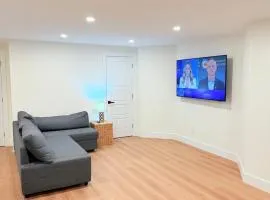 Modern 1BR Close to Major Shopping & Amenities
