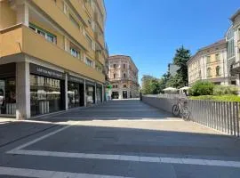 Venice rooms Piazza Ferretto, M9 Museum, Duomo,Teatro Toniolo, Airport, Wi Fi, Central City