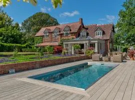 The Gate House Luxury Countryside with Pool - Pass the Keys