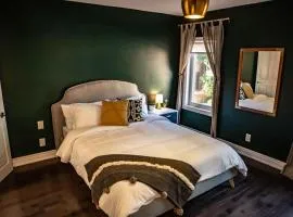 Inviting 2BR Townhouse with 2 WFH Setups and WiFi