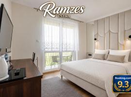 RAMZES USTKA -pokoje z balkonami, parking gratis ,rowery ,dobry dojazd do plazy i centrum, хотел в Устка