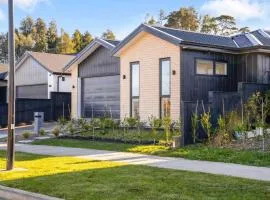 Cosy Pukekohe Self-Contained Unit with Kitchenette