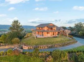 Hunua Heights Homestead w Great Views, Deck - BBQ