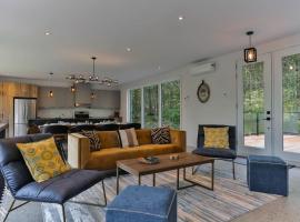 New Family Cottage Tremblant-4 Bdrs W Hot Tub, hotel in La Conception