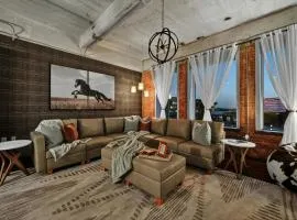 Modern Downtown Dallas Retreat with Parking, Pool, Gym