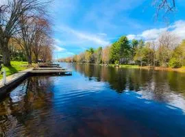 Washago Waterfront Hot Tub, Sauna, Trails, Fish
