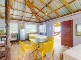 Cabin 4 - The Awaken, hotel di Placencia Village