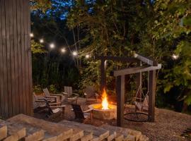 Midnight Skies Luxury 5BR - Hot Tub & Mountain Views, hotel sa Broken Bow