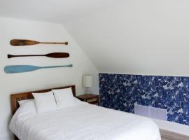 Belleville में, होटल Queen Suite with Private Ensuite at Fancie's PEC - Suite 1