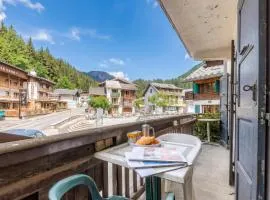 Le Bellevue 05 Walk to Ski Lifts Argentière Retreat | Balcony & Pool - Happy Rentals