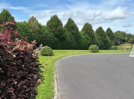 Modern 2 Bed Luxury Cabin Private Gated Estate, hotel i Ashbourne