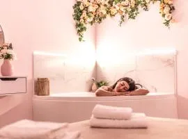 Almond Jacuzzi Suites - Private Indoor Jacuzzi - Self Check-In - Free & Easy Street Parking